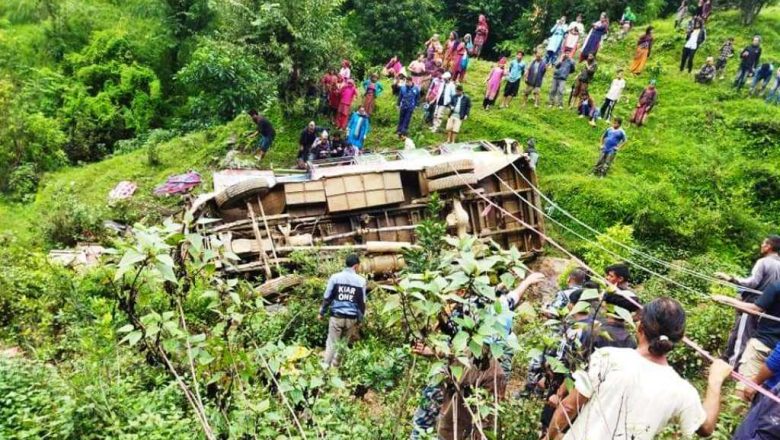 रोल्पामा बस दुर्घटना : दुइको शव भेटियो, अरुको उद्धार हुँदै